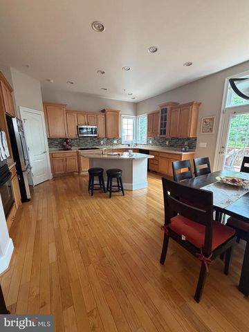 8402 TYSONS TRACE CT, Vienna, VA 22182