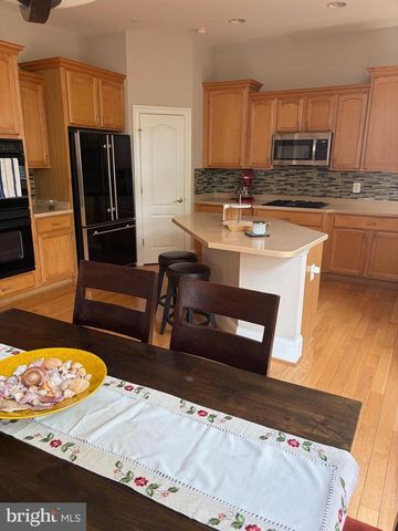 8402 TYSONS TRACE CT, Vienna, VA 22182