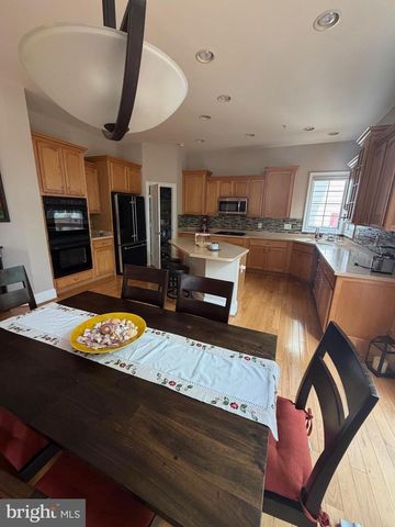 8402 TYSONS TRACE CT, Vienna, VA 22182