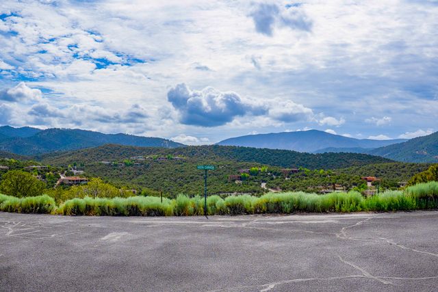 850 Vista Canada Lane, Santa Fe, NM 87501