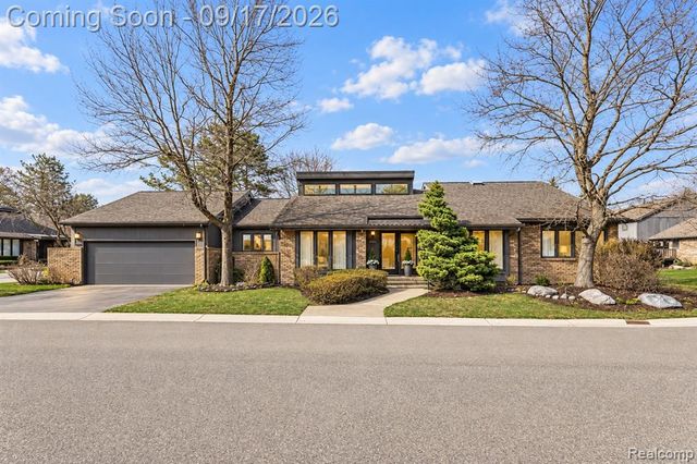 5950 Pinetree Drive, West Bloomfield, MI 48322