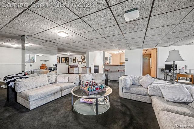 5950 Pinetree Drive, West Bloomfield, MI 48322