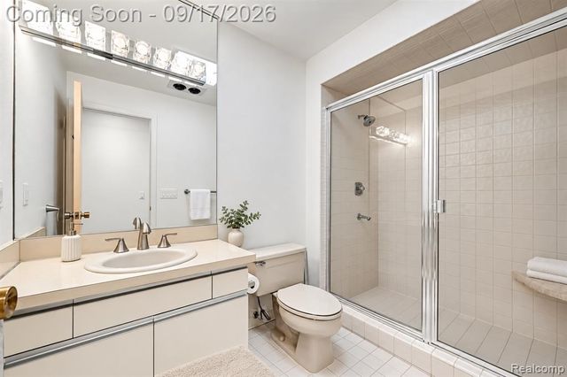 5950 Pinetree Drive, West Bloomfield, MI 48322