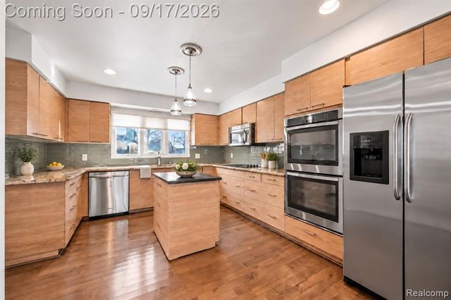 5950 Pinetree Drive, West Bloomfield, MI 48322