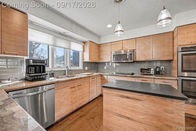 5950 Pinetree Drive, West Bloomfield, MI 48322