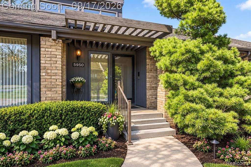 5950 Pinetree Drive, West Bloomfield, MI 48322