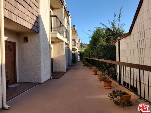 4128 W Hood Avenue B, Burbank, CA 91505