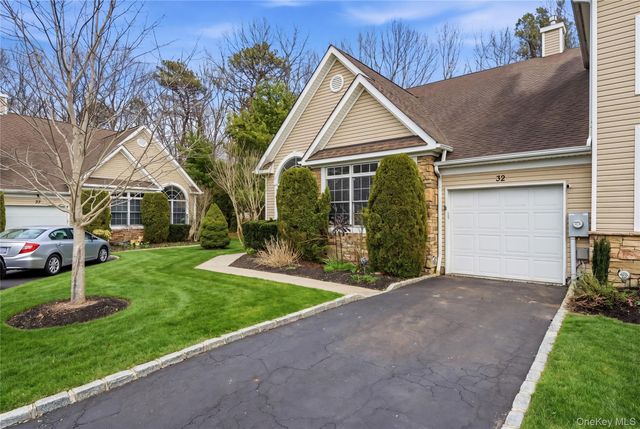 32 Eagle Circle, Bohemia, NY 11716