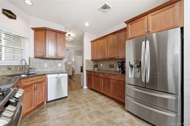 32 Eagle Circle, Bohemia, NY 11716