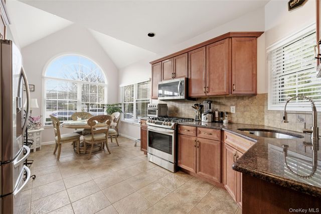 32 Eagle Circle, Bohemia, NY 11716