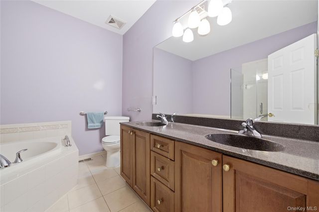 32 Eagle Circle, Bohemia, NY 11716