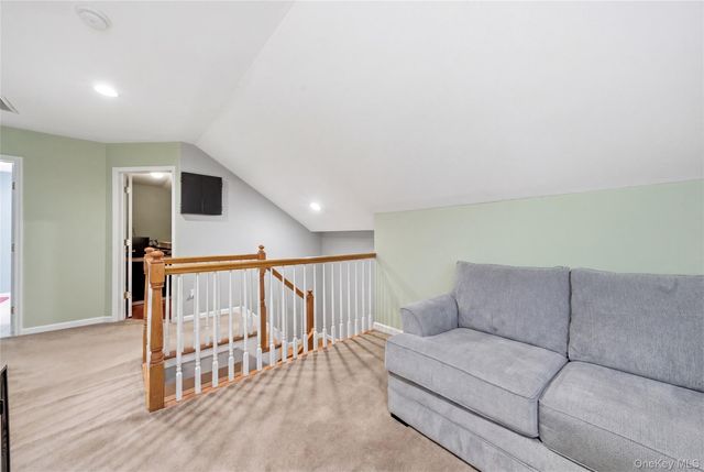 32 Eagle Circle, Bohemia, NY 11716