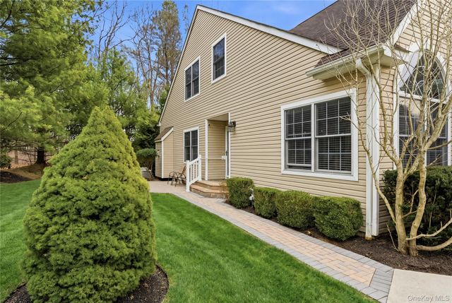 32 Eagle Circle, Bohemia, NY 11716