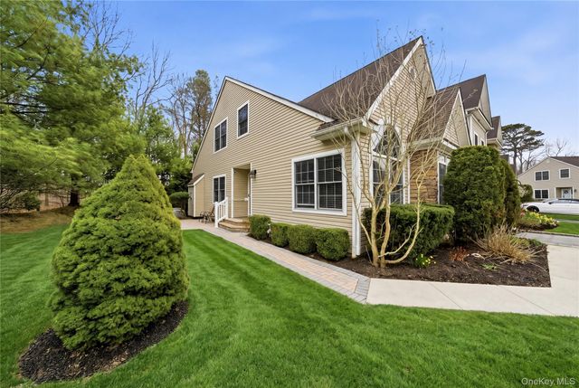 32 Eagle Circle, Bohemia, NY 11716