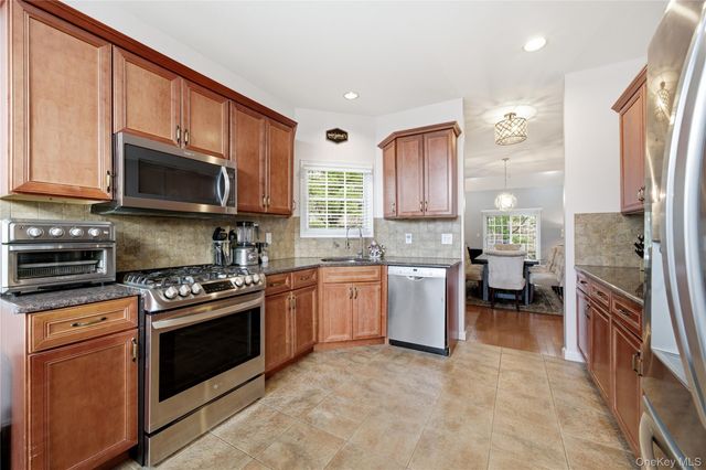 32 Eagle Circle, Bohemia, NY 11716