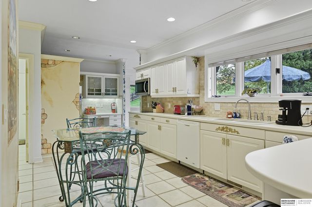 16767 J Circle, Omaha, NE 68135