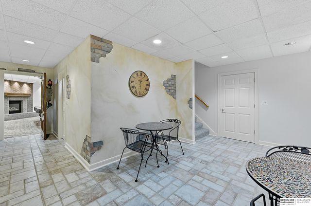 16767 J Circle, Omaha, NE 68135