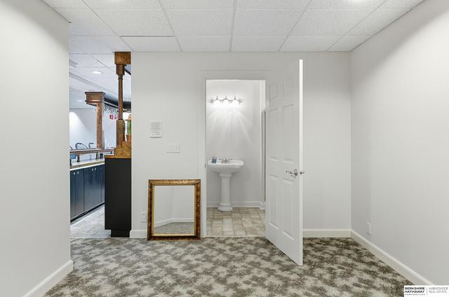 16767 J Circle, Omaha, NE 68135