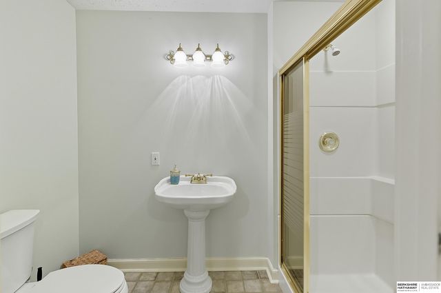 16767 J Circle, Omaha, NE 68135