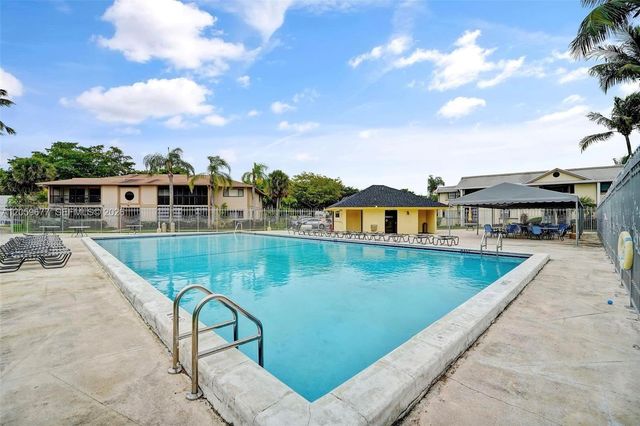 931 NE 199th Street 20122, Miami, FL 33179