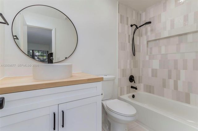 931 NE 199th Street 20122, Miami, FL 33179
