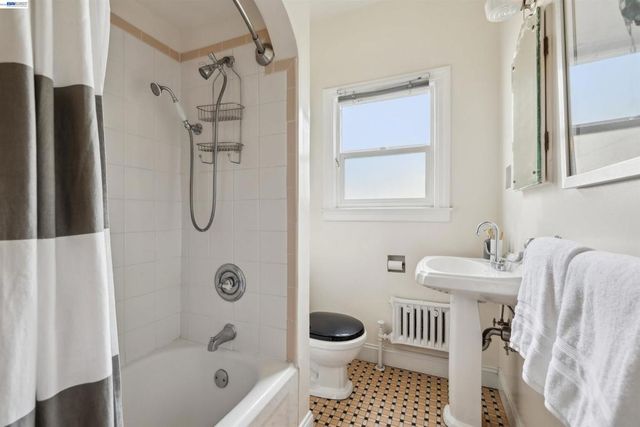 1438 Lakeshore Ave 6, Oakland, CA 94606