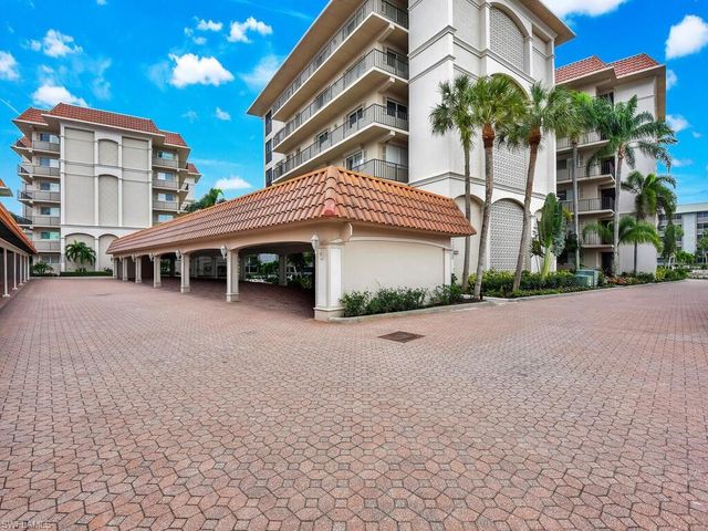 222 Harbour DR # 103, Naples, FL 34103