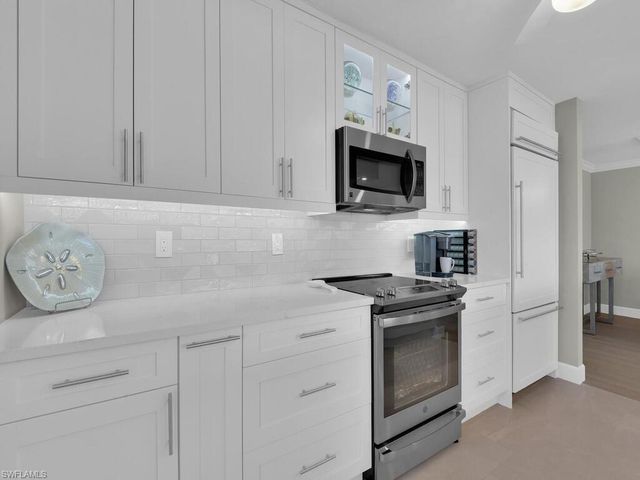 222 Harbour DR # 103, Naples, FL 34103