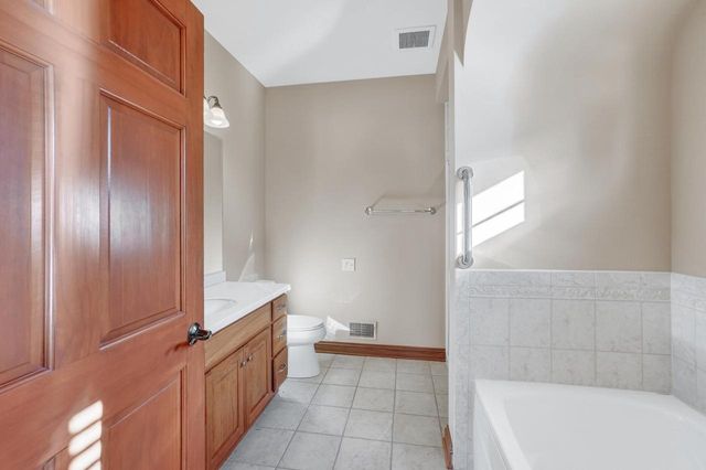 1444 Hidden Waters CIRCLE, West Bend, WI 53095