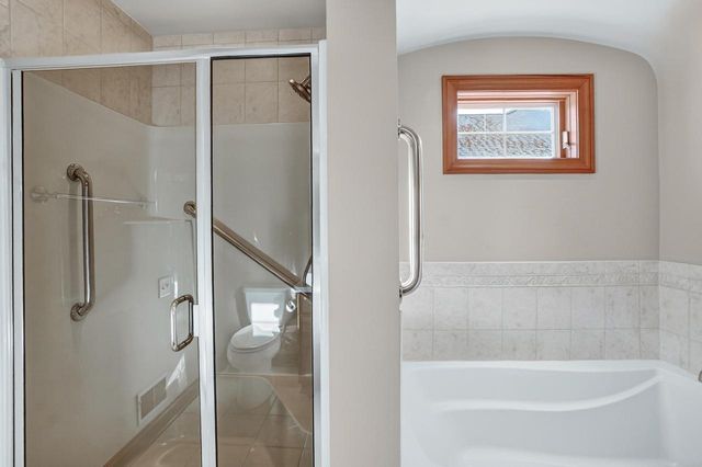 1444 Hidden Waters CIRCLE, West Bend, WI 53095