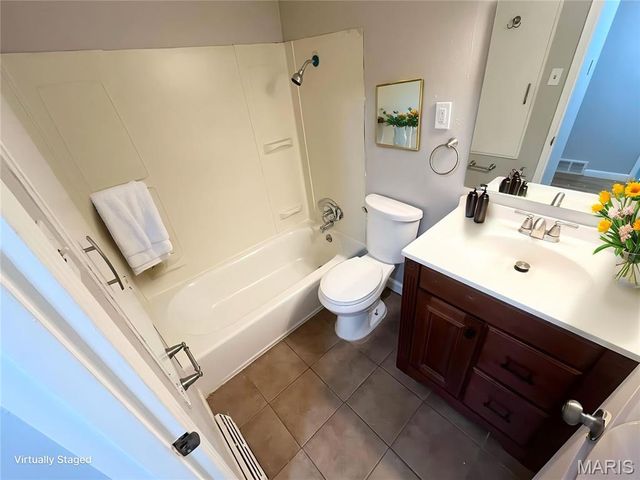 10700 Hallstead Drive, St Louis, MO 63136