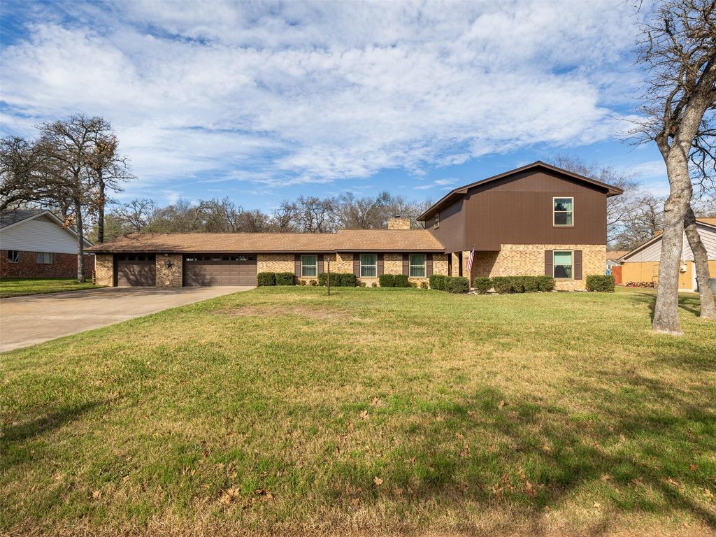1704 Yokley RD, Rockdale, TX 76567