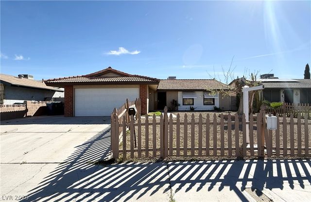 325 Greenfield Lane, Las Vegas, NV 89107