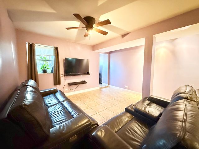 6035 S Saint Lawrence Avenue GS, Chicago, IL 60637