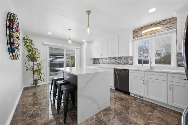 32523 Cambridge Drive, Warren, MI 48093