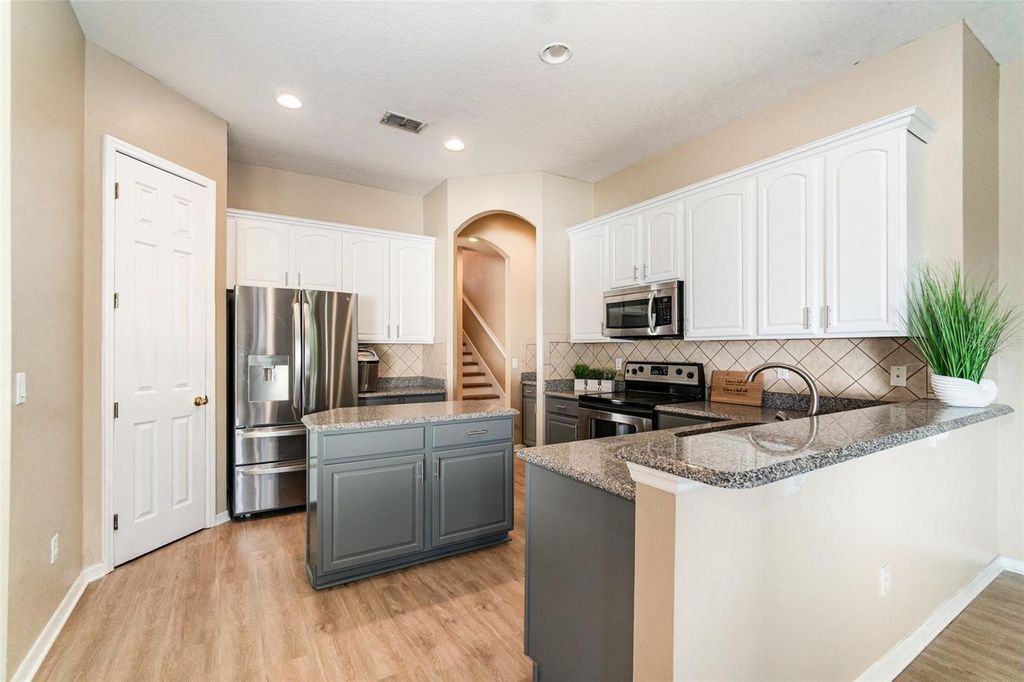 Image 12 of property listing at 6220 HEDGESPARROWS LANE, Sanford, FL 32771