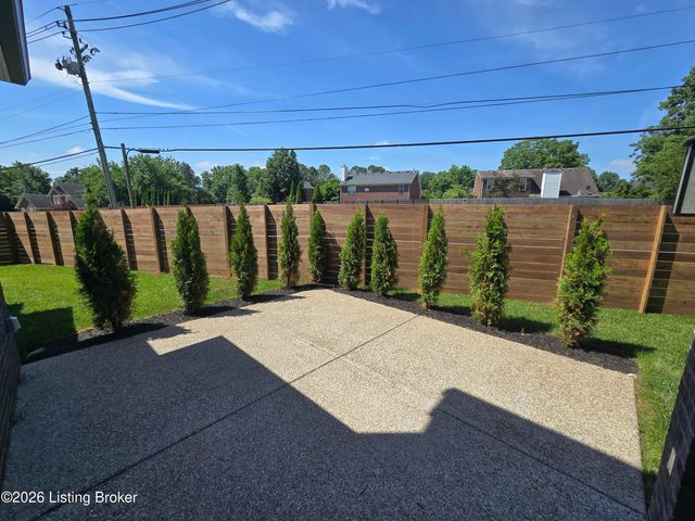 1100 Silvercrest Ln, Louisville, KY 40223