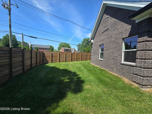 1100 Silvercrest Ln, Louisville, KY 40223
