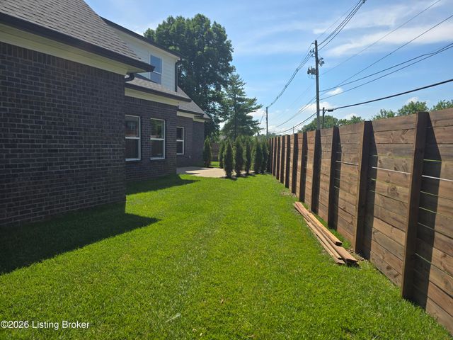 1100 Silvercrest Ln, Louisville, KY 40223