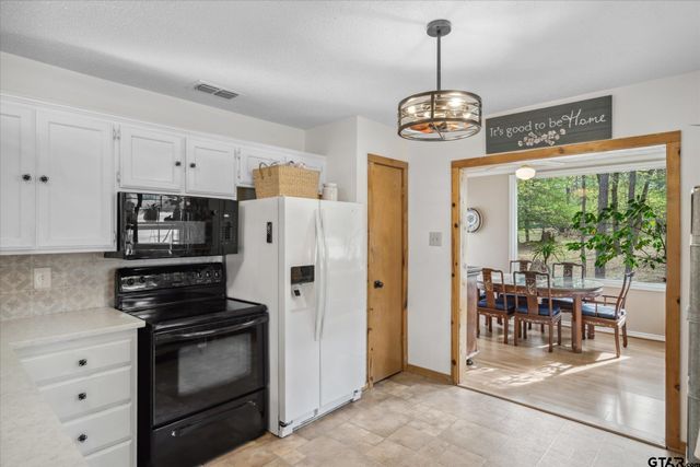 381 Knollwood Lane, Holly Lake Ranch, TX 75765