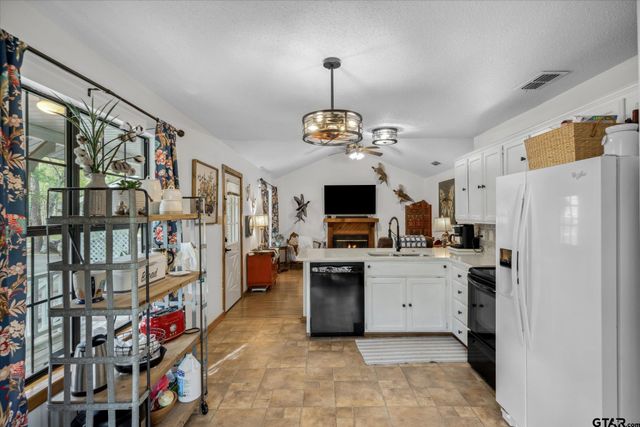 381 Knollwood Lane, Holly Lake Ranch, TX 75765