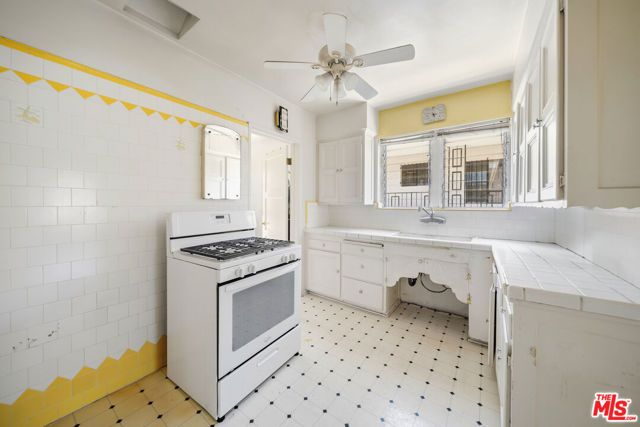 931 S Holt Avenue, Los Angeles, CA 90035