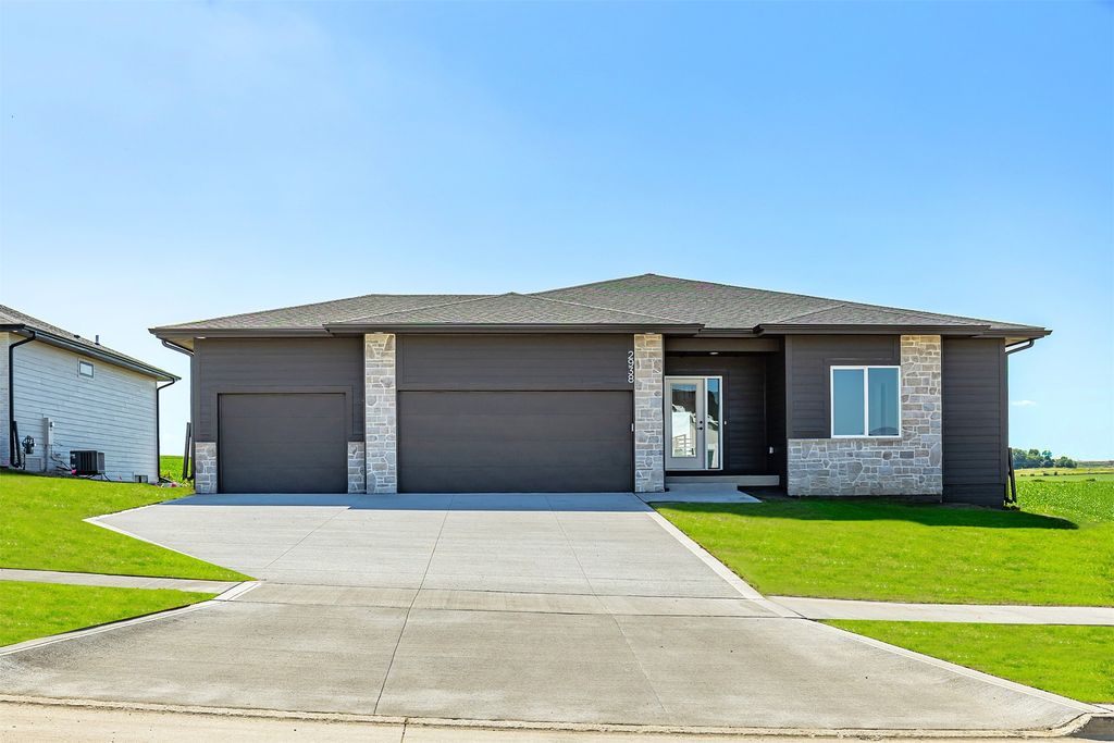 2938 NW Beechwood Drive, Grimes, IA 50111