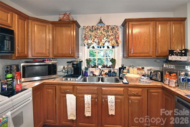 1861 Plaza Drive, Hickory, NC 28602