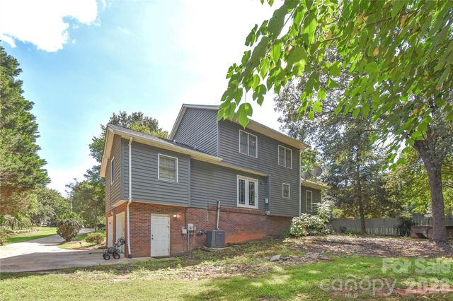 1861 Plaza Drive, Hickory, NC 28602