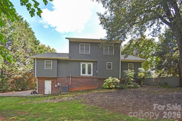 1861 Plaza Drive, Hickory, NC 28602