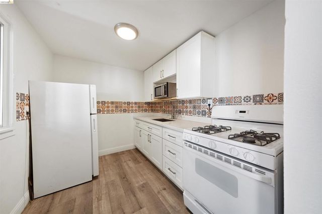 2735 E 11Th St, Oakland, CA 94601