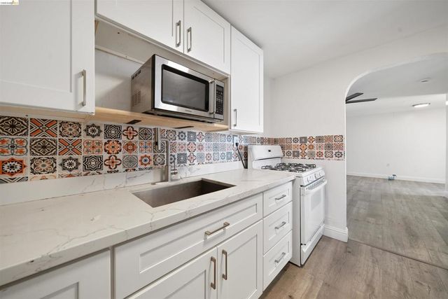 2735 E 11Th St, Oakland, CA 94601