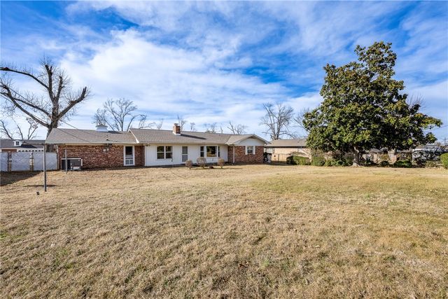 905 S 15th Street, Rogers, AR 72758
