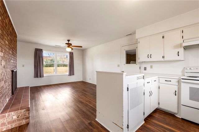 905 S 15th Street, Rogers, AR 72758